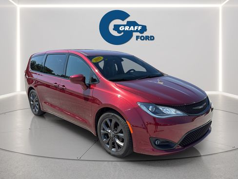 Used 2019 Chrysler Pacifica Touring Plus w/ S Appearance Package FWD image 2