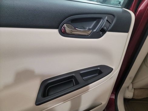Used 2010 Chevrolet Impala LTZ FWD image 17