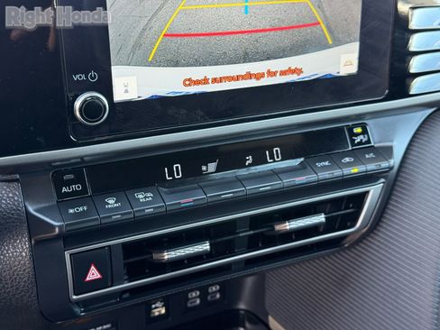 Used 2025 Toyota Camry SE image 21