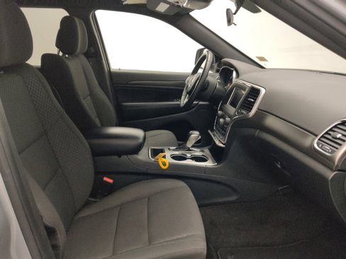 Used 2018 Jeep Grand Cherokee Laredo RWD image 21