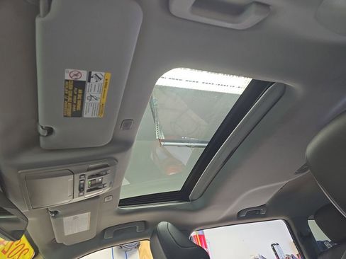 Certified 2024 Toyota Highlander XLE image 33