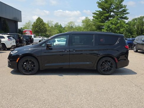 Used 2025 Chrysler Pacifica Limited FWD image 4