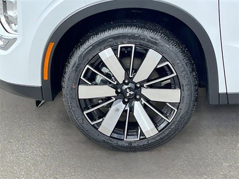 New 2025 Mitsubishi Outlander SE image 33
