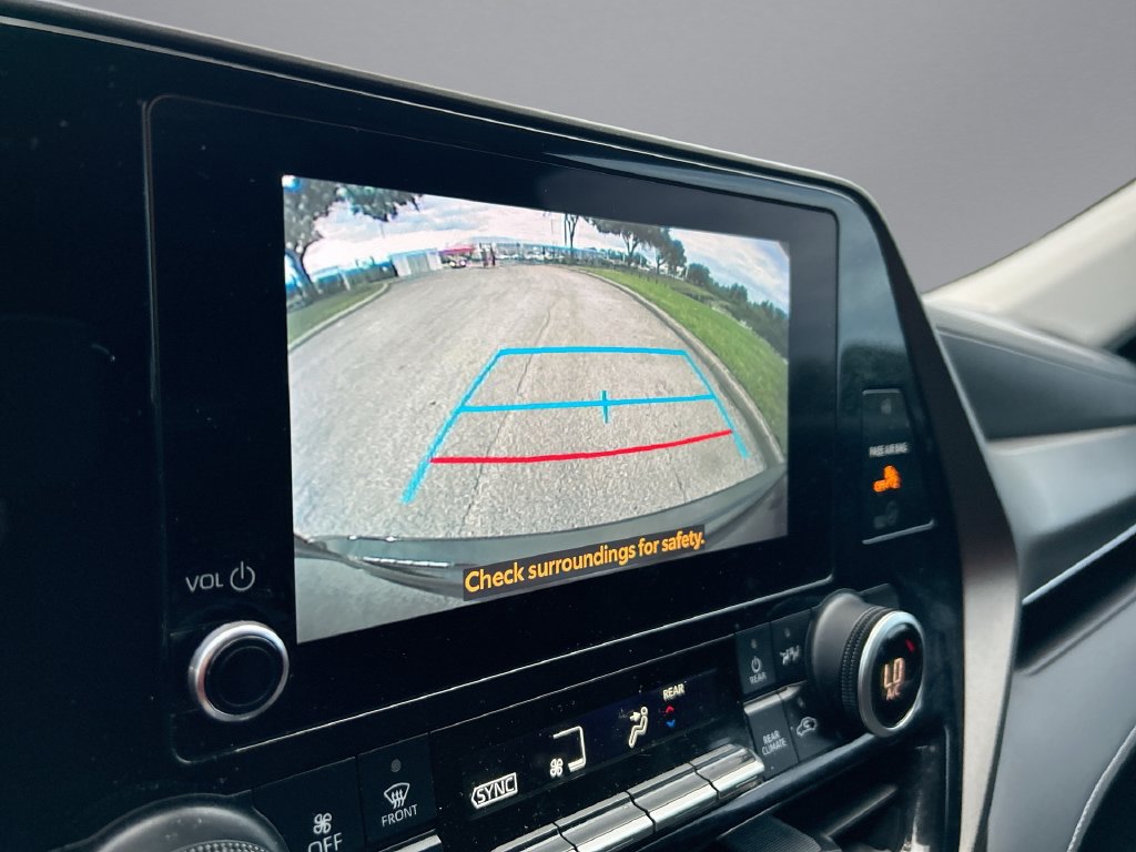 Used 2024 Toyota Highlander LE FWD image 23