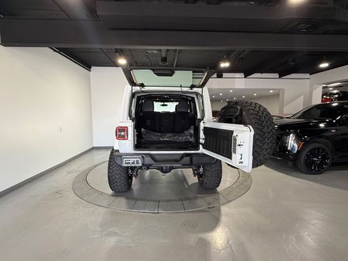 Used 2025 Jeep Wrangler Sport AWD/4WD image 32