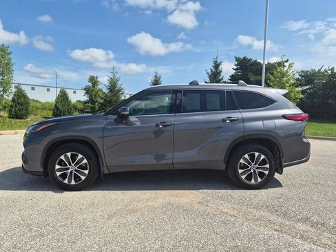 Used 2022 Toyota Highlander XLE AWD/4WD image 9