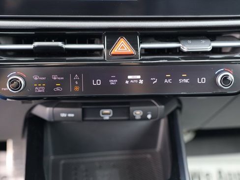 Used 2023 Kia Niro SX Touring image 28