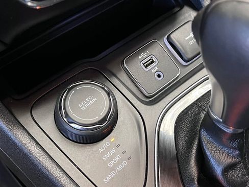 Used 2019 Jeep Cherokee Limited image 32