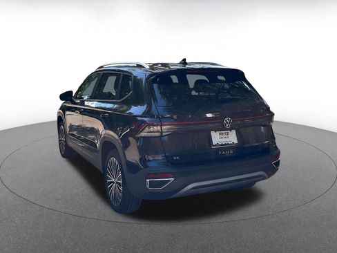 Used 2025 Volkswagen Taos SE FWD image 5