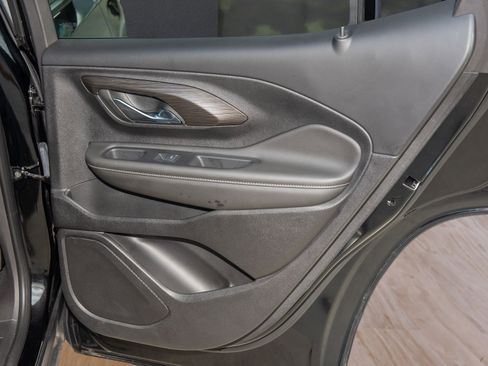 Used 2024 GMC Terrain SLE w/ Driver Convenience Package image 18