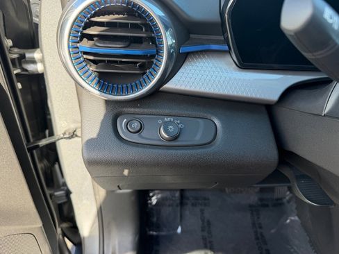 Used 2025 Chevrolet Trax LT w/ LT Convenience Package image 21