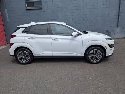 Used 2023 Hyundai Kona SE FWD image 2