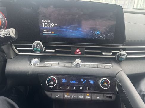 Used 2023 Hyundai Elantra Limited image 2