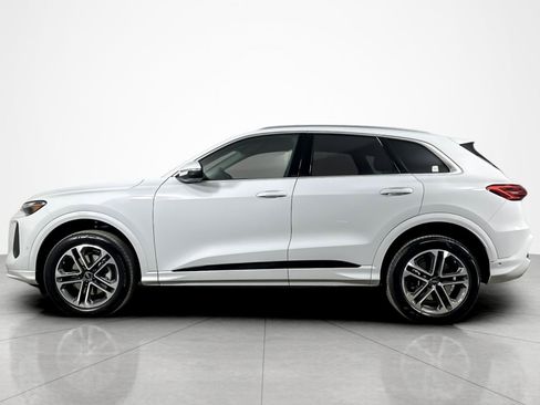 Used 2025 Audi Q5 Premium w/ Convenience Package image 2