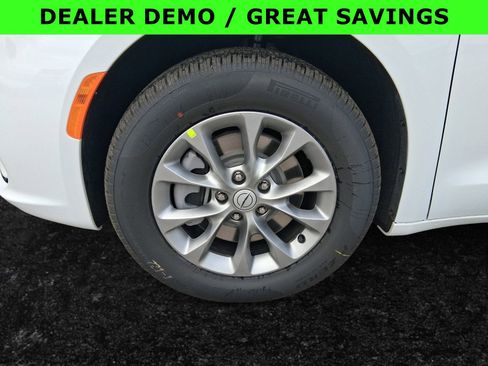 New 2026 Chrysler Pacifica Select image 15