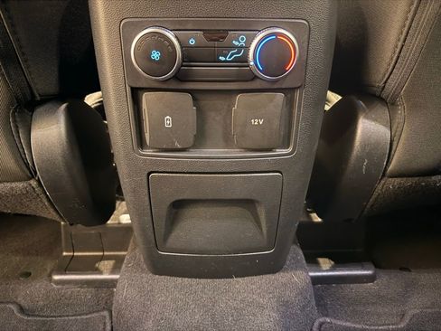 Used 2022 Ford Explorer XLT image 32