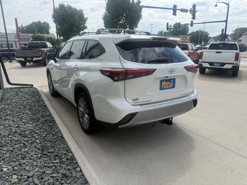 Used 2020 Toyota Highlander Platinum AWD/4WD image 4