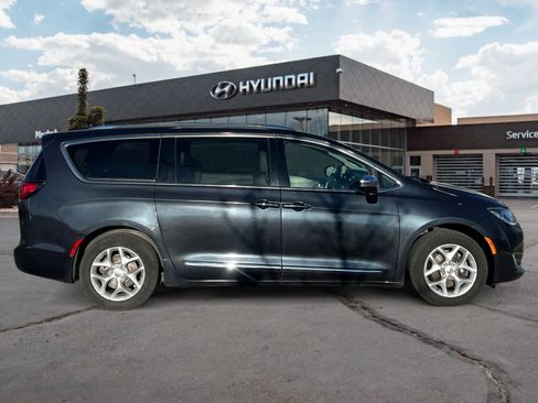 Used 2020 Chrysler Pacifica Limited image 6