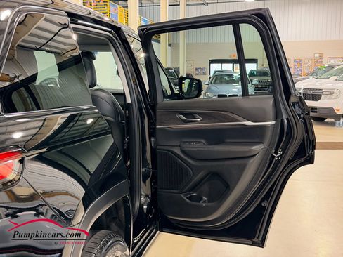 Used 2023 Jeep Grand Cherokee Limited w/ Black Appearance Package image 15