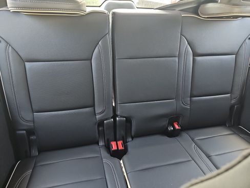 Used 2023 GMC Yukon SLT RWD image 12