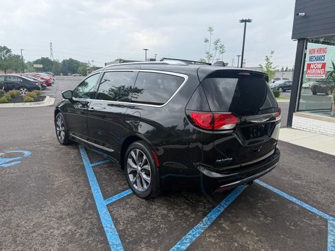 Used 2017 Chrysler Pacifica Limited w/ UConnect Theater Package FWD image 7