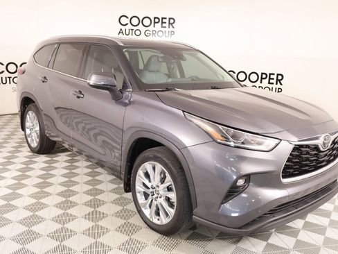 Used 2024 Toyota Highlander Limited FWD image 1