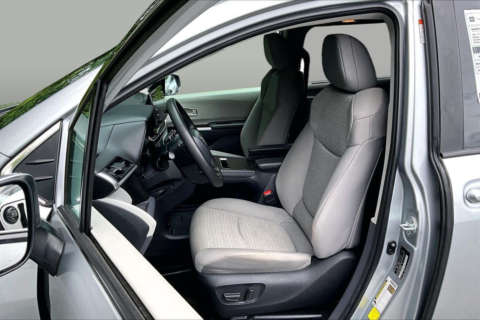 Used 2023 Toyota Sienna LE AWD/4WD image 9