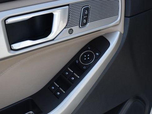 Used 2023 Ford Explorer Limited image 12