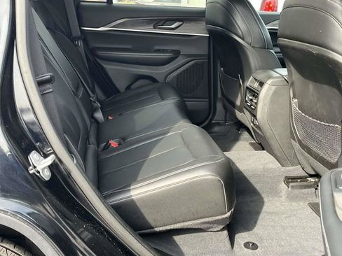 Used 2023 Jeep Grand Cherokee Limited w/ Black Appearance Package image 22