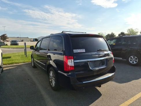 Used 2015 Chrysler Town & Country Touring-L w/ Driver Convenience Group FWD image 7