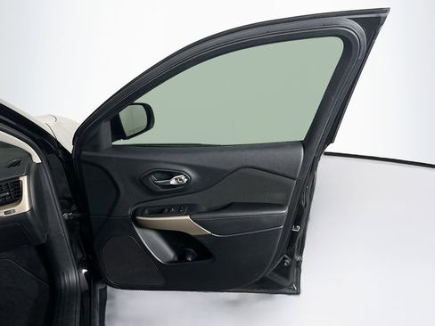 Used 2017 Jeep Cherokee Sport image 28