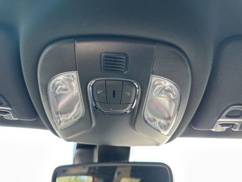 Certified 2025 Jeep Compass Latitude image 19