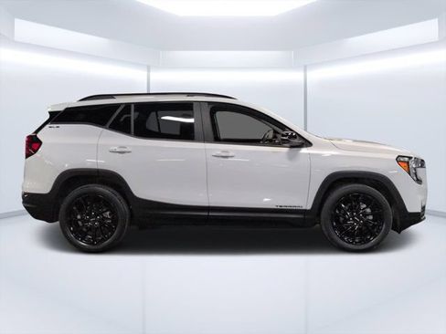 Used 2024 GMC Terrain SLE w/ Driver Convenience Package FWD image 2