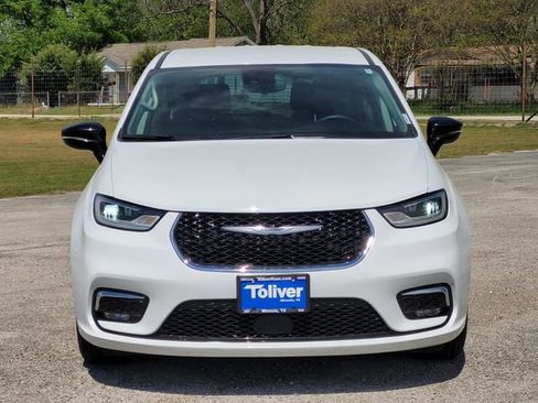 Used 2024 Chrysler Pacifica Touring-L FWD image 3