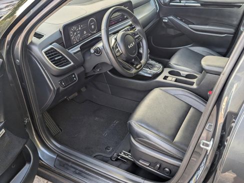 Certified 2025 Kia Seltos SX w/ SX Sunroof Package image 32