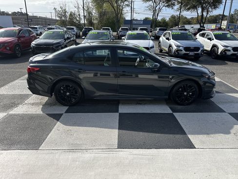 Used 2025 Toyota Camry SE image 3