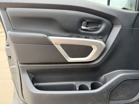 Used 2018 Nissan Titan SV image 12