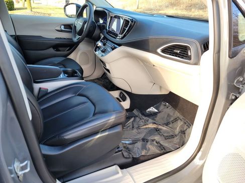 Used 2023 Chrysler Pacifica Touring-L FWD image 53