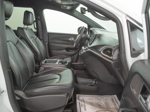Used 2025 Chrysler Pacifica Select FWD image 17