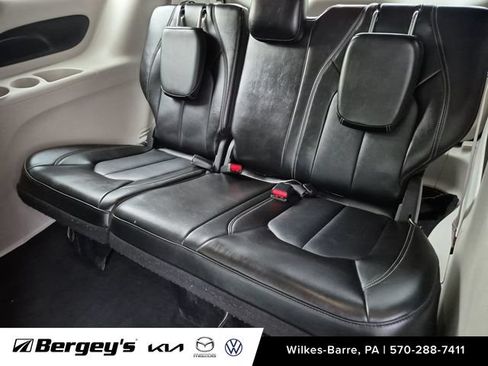Used 2024 Chrysler Pacifica Touring-L FWD image 24