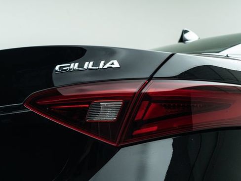 Used 2018 Alfa Romeo Giulia AWD image 15