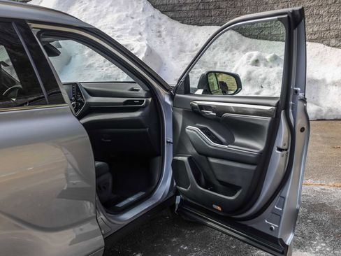 Used 2021 Toyota Highlander Limited image 15