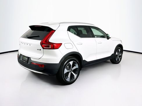 Used 2025 Volvo XC40 B5 Plus image 9