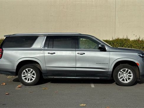 Used 2024 Chevrolet Suburban LT image 3