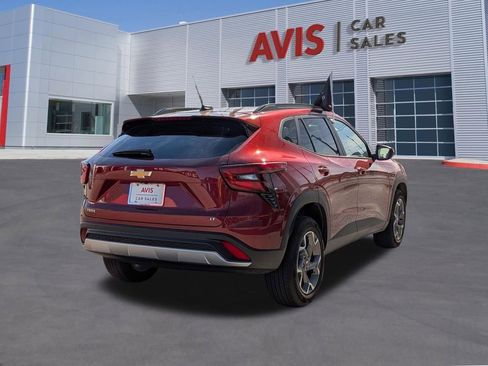 Used 2025 Chevrolet Trax LT w/ LT Convenience Package image 6
