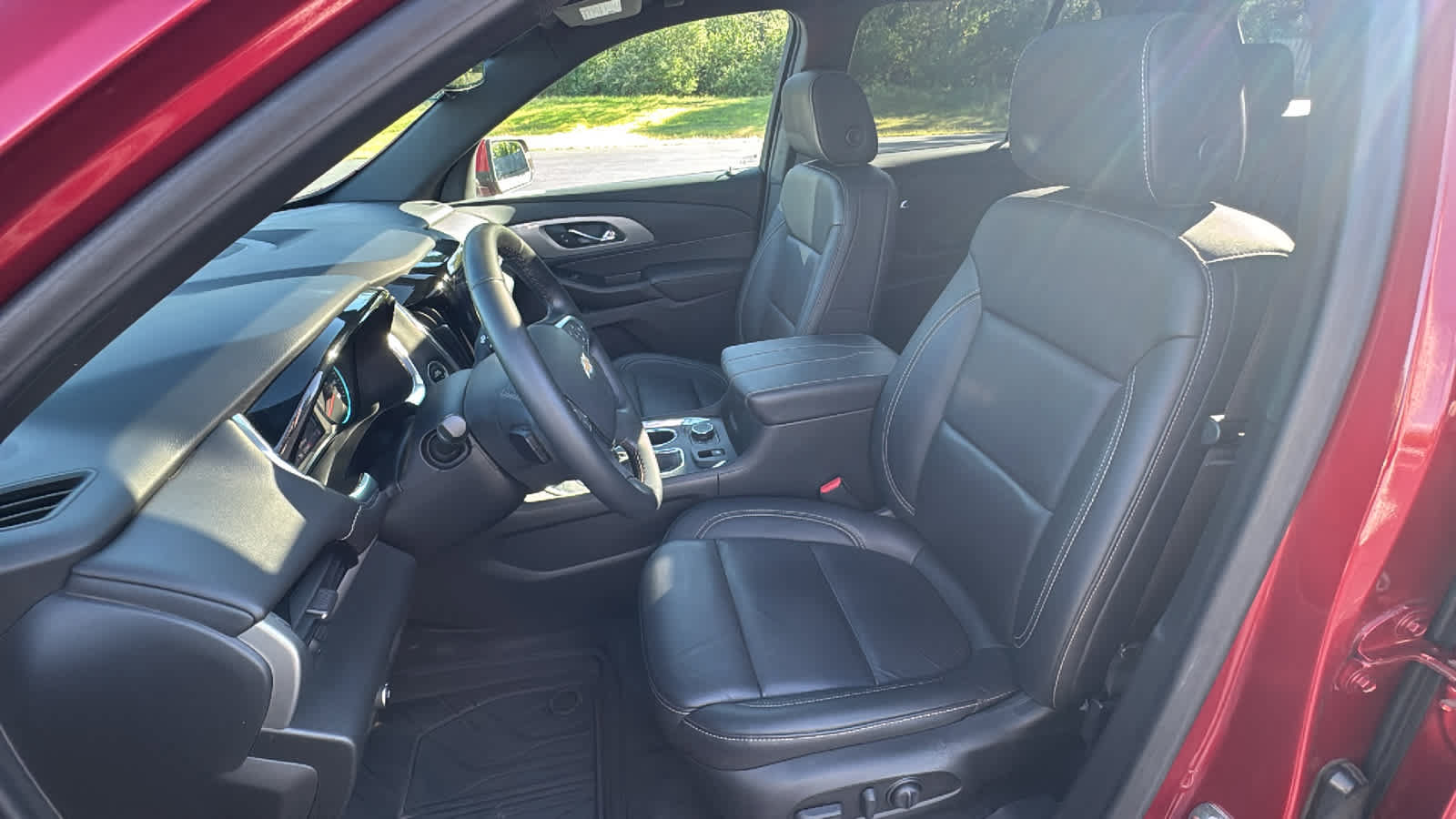 Used 2023 Chevrolet Traverse LT w/ LT Premium Package AWD/4WD image 8
