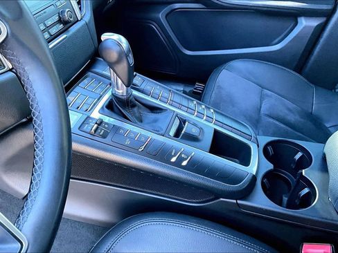 Used 2018 Porsche Macan image 17