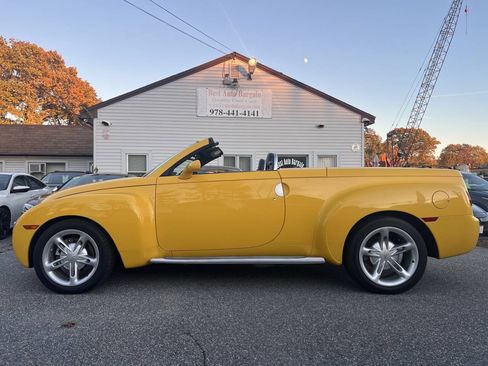 Used 2004 Chevrolet SSR w/ Preferred Equipment Group RWD image 2