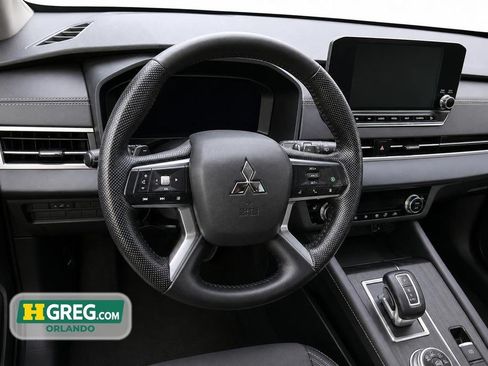 Used 2023 Mitsubishi Outlander SE FWD image 11