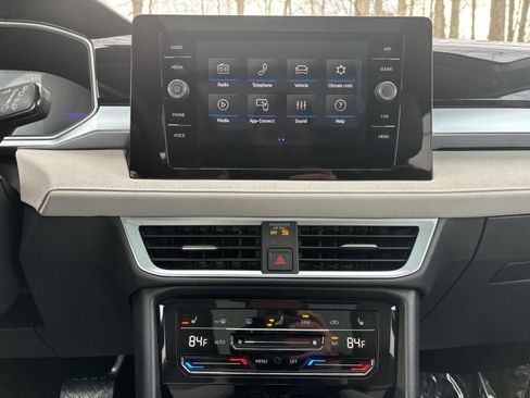 Used 2025 Volkswagen Taos SE w/ Panoramic Sunroof Package image 29